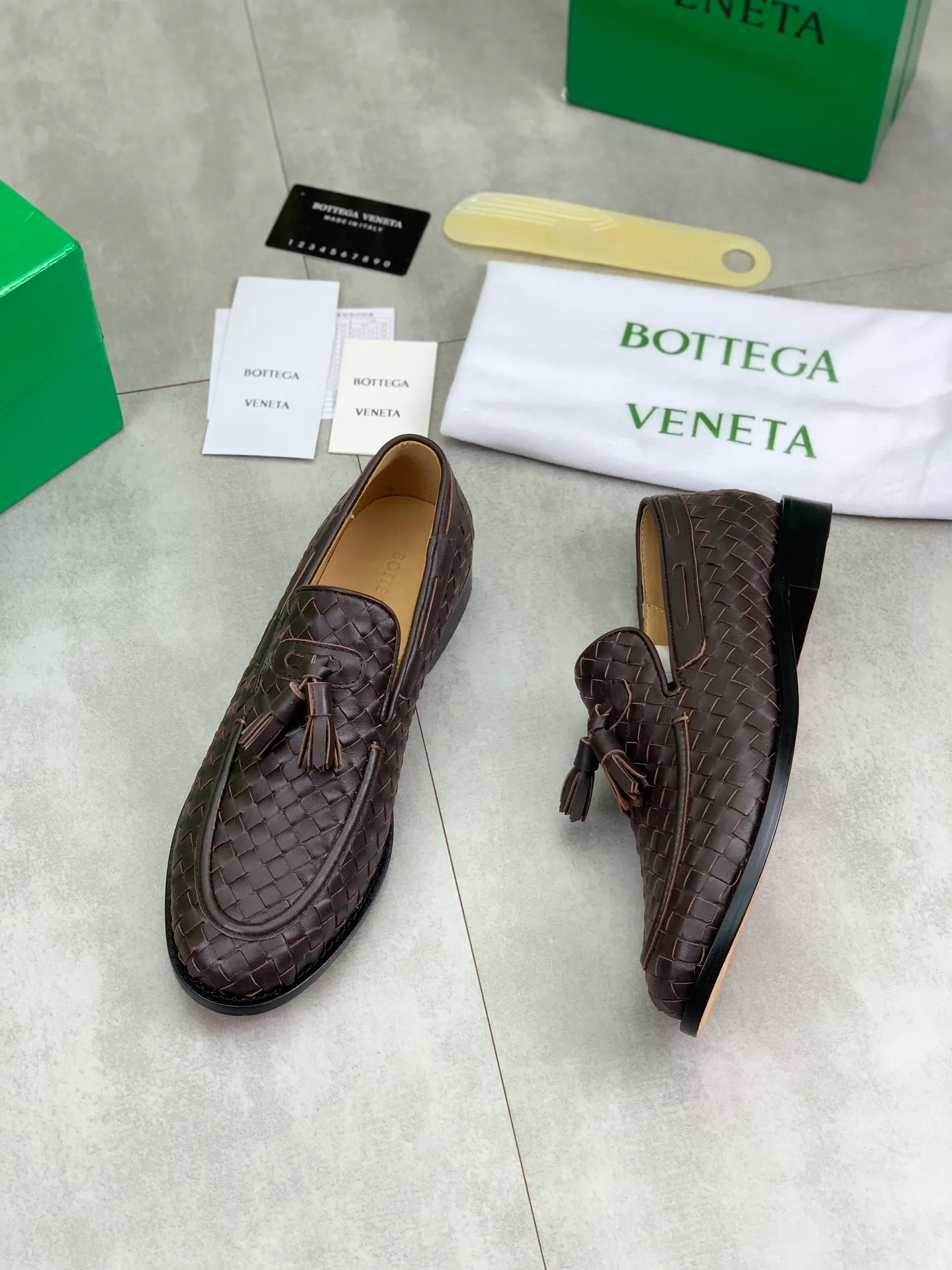 Factory price P860💰Top quality (genuine leather outsole series)💎💎💎 BOTTEGA VENETA official website synchronizes the latest model, top version of the highest version of BV business leather shoes in the market, accept material comparison, shoe type comparison, process comparison, practical and textured, versatile and suitable for any occasion, the more you look at it, the more flavorful it becomes. Pure hand-woven craftsmanship - upper material, imported original hand-woven calfskin - high-quality water-dyed cowhide inside - original private model customized handmade leather outsole -Size: female 35-39 (34 40 customized) male 39-44 (38 45 customized) Comes with original BV green box, complete packaging.